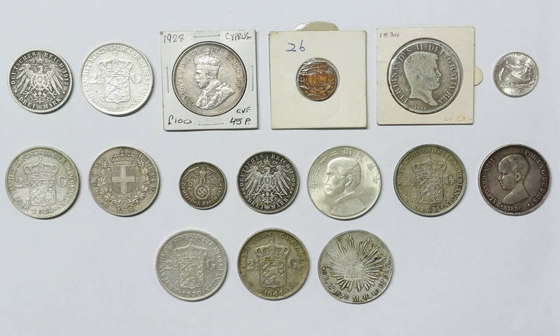 SELECTION OF VARIOUS WORLD COINAGE TO INCLUDE 1934 CHINA JUNK DOLLAR, 1928 CYPRUS 45 PIASTRES,