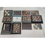 7 X UK PROOF SETS TO INCLUDE 1985, 1999 DELUXE, 2010, 2010 DELUXE, 2 X 2011 DELUXE AND 2012,