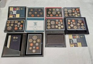 7 X UK PROOF SETS TO INCLUDE 1985, 1999 DELUXE, 2010, 2010 DELUXE, 2 X 2011 DELUXE AND 2012,