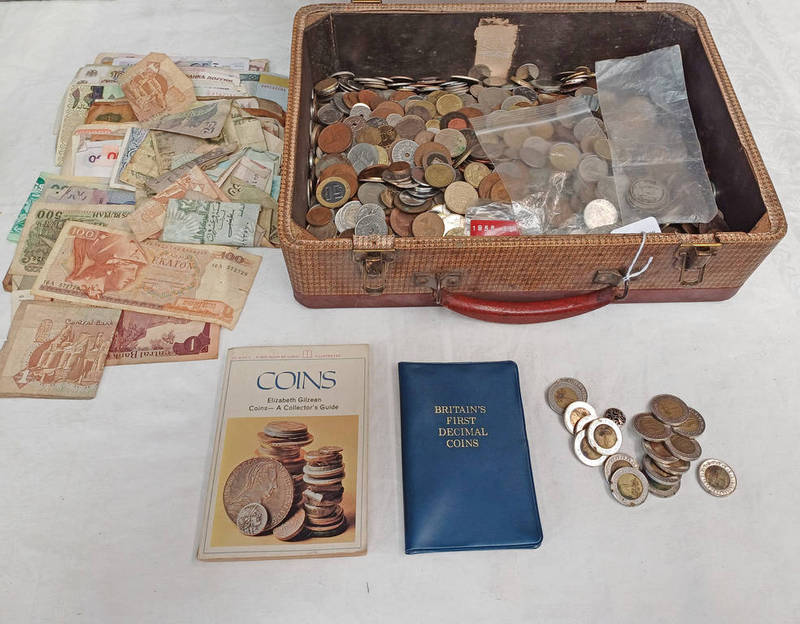 SELECTION OF VARIOUS WORLD COINS AND BANKNOTES TO INCLUDE UK, EGYPT, AUSTRALIA, SINGAPORE, YEMEN,