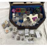 GOOD SELECTION OF VARIOUS COINS, TOKENS & MEDALS TO INCLUDE COMMEMORATIVE 50P'S & CROWNS,