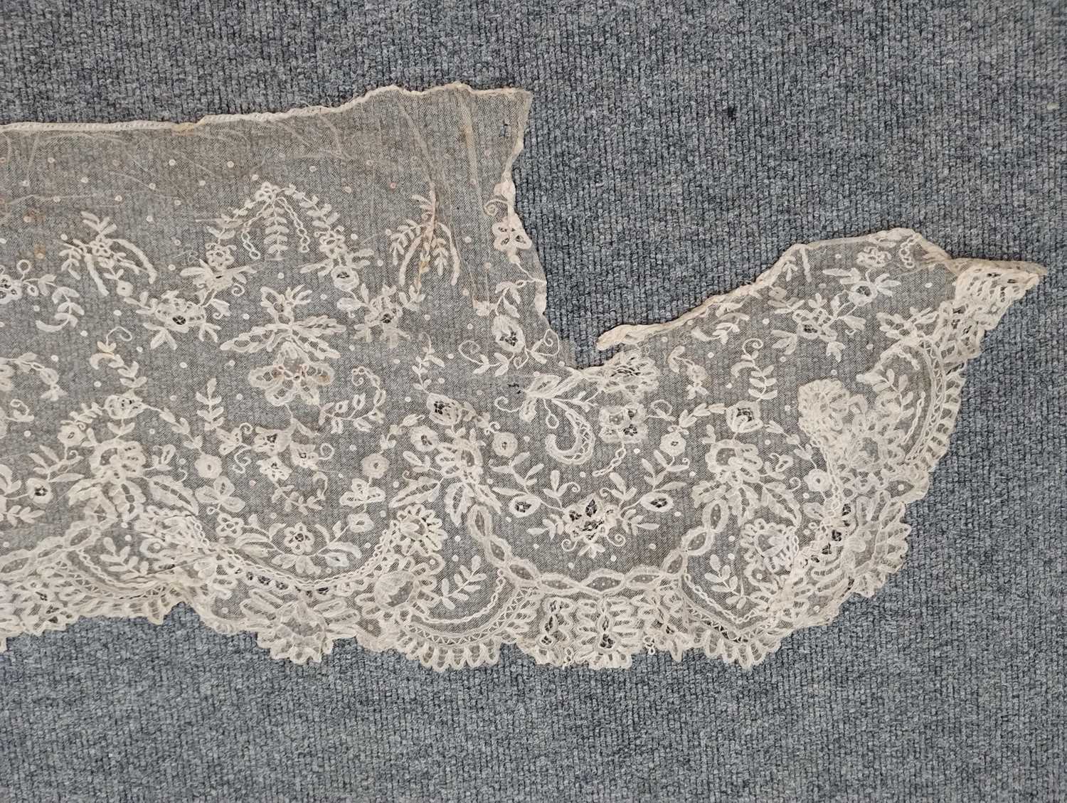 Early 20th Century Lace comprising a flounce with appliquéd flower heads and motifs within a - Image 25 of 32