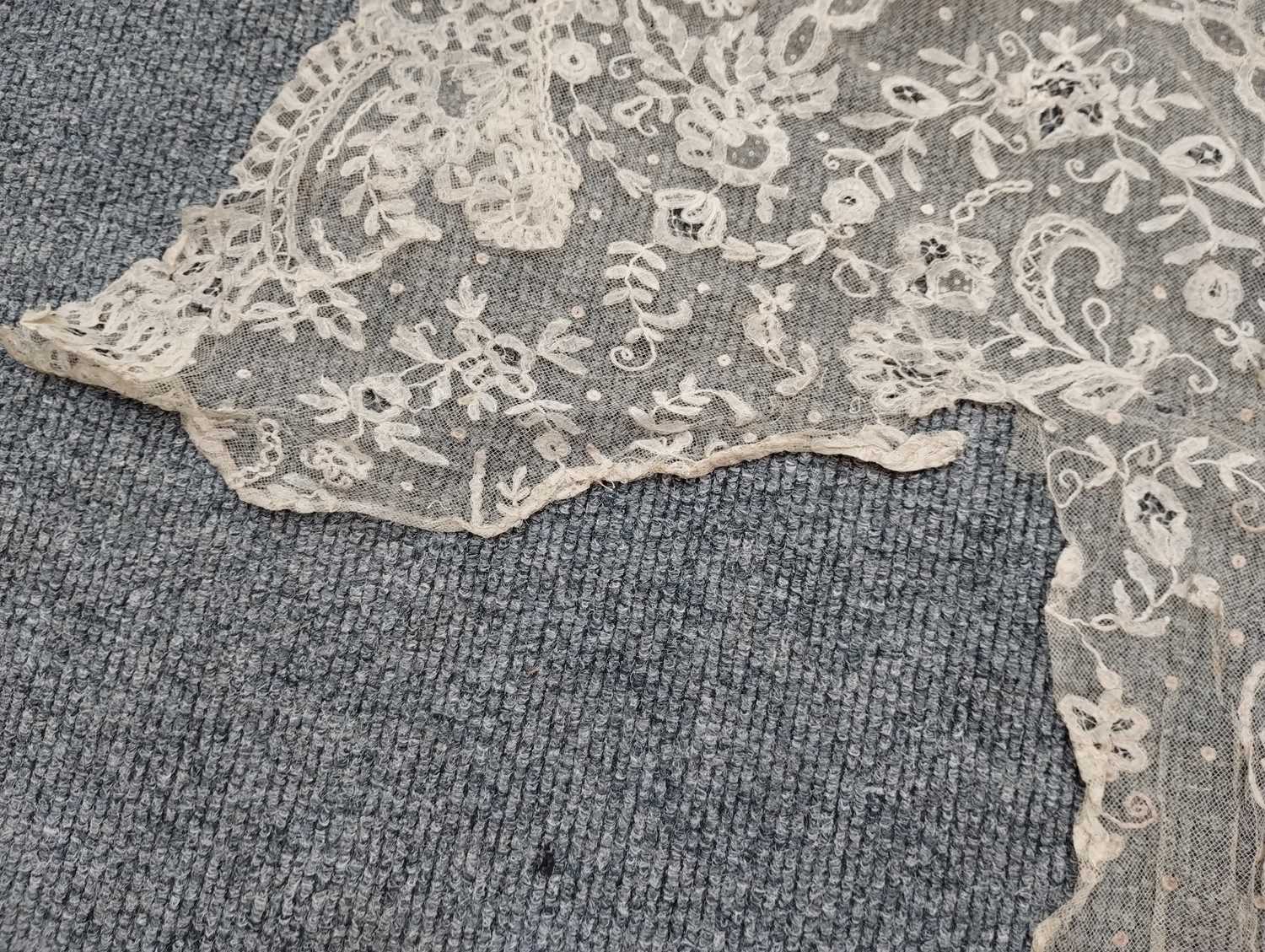 Early 20th Century Lace comprising a flounce with appliquéd flower heads and motifs within a - Image 31 of 32