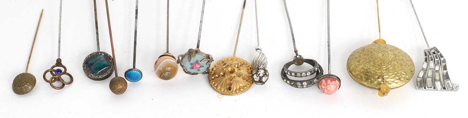 Assorted Early 20th Century Decorative Hat Pins in gilt metal, silvered metals, mounted with - Image 7 of 10