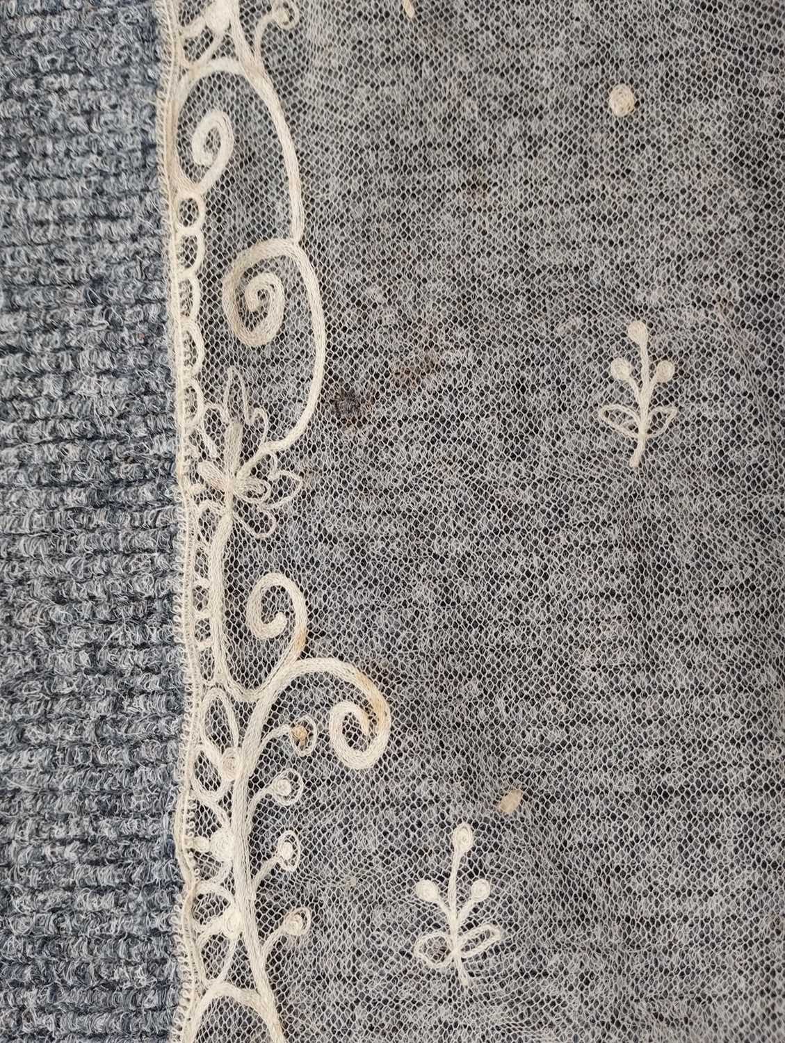 Early 20th Century Lace comprising a flounce with appliquéd flower heads and motifs within a - Image 21 of 32
