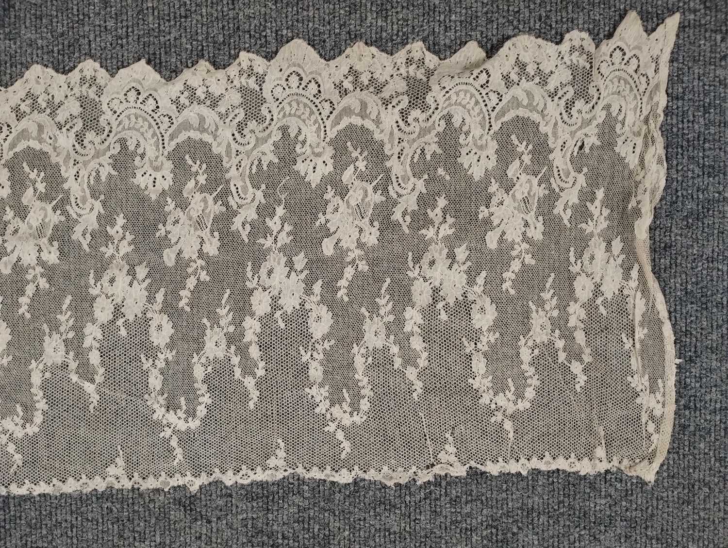 Early 20th Century Lace comprising a flounce with appliquéd flower heads and motifs within a - Image 6 of 32