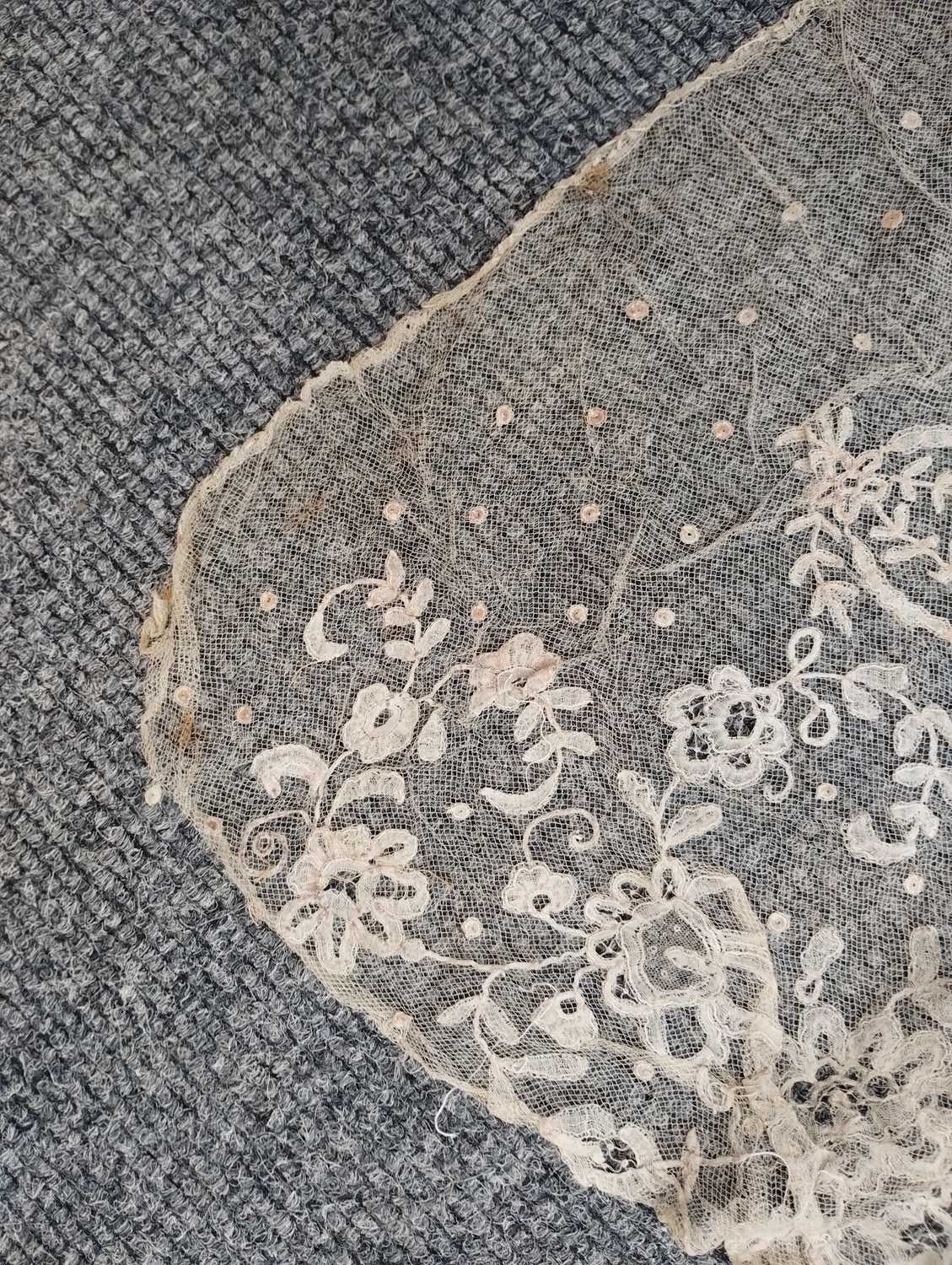 Early 20th Century Lace comprising a flounce with appliquéd flower heads and motifs within a - Image 27 of 32