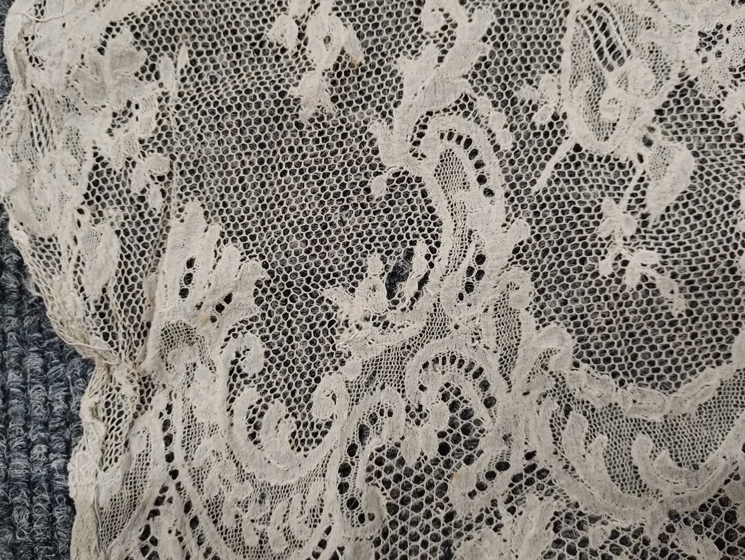 Early 20th Century Lace comprising a flounce with appliquéd flower heads and motifs within a - Image 10 of 32