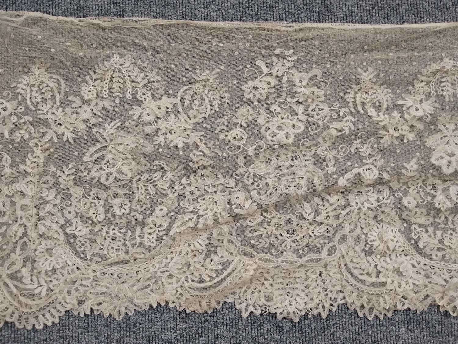 Early 20th Century Lace comprising a flounce with appliquéd flower heads and motifs within a - Image 3 of 32