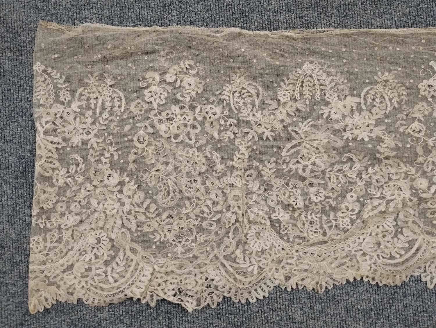 Early 20th Century Lace comprising a flounce with appliquéd flower heads and motifs within a - Image 4 of 32