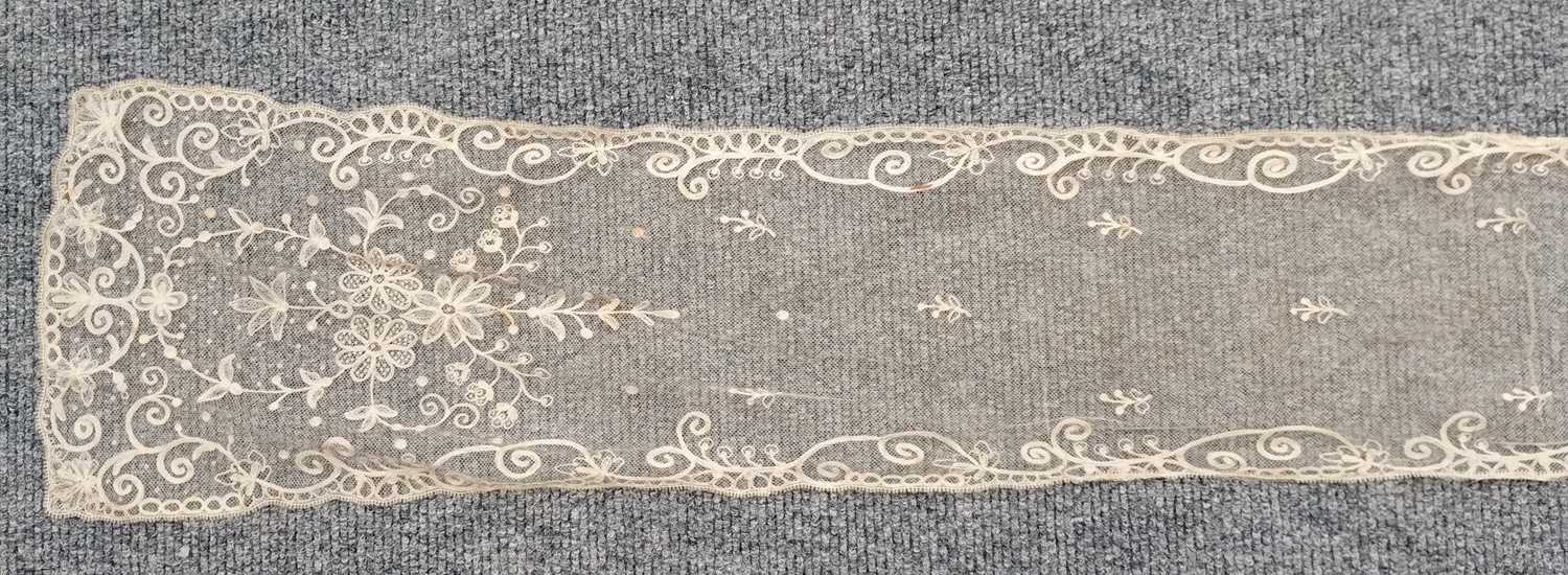 Early 20th Century Lace comprising a flounce with appliquéd flower heads and motifs within a - Image 15 of 32