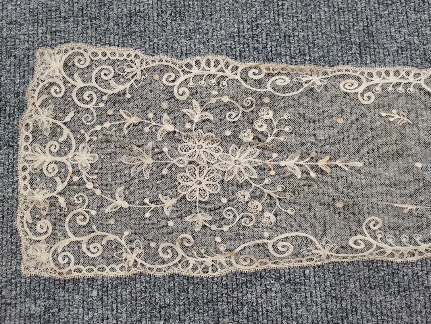 Early 20th Century Lace comprising a flounce with appliquéd flower heads and motifs within a - Image 18 of 32