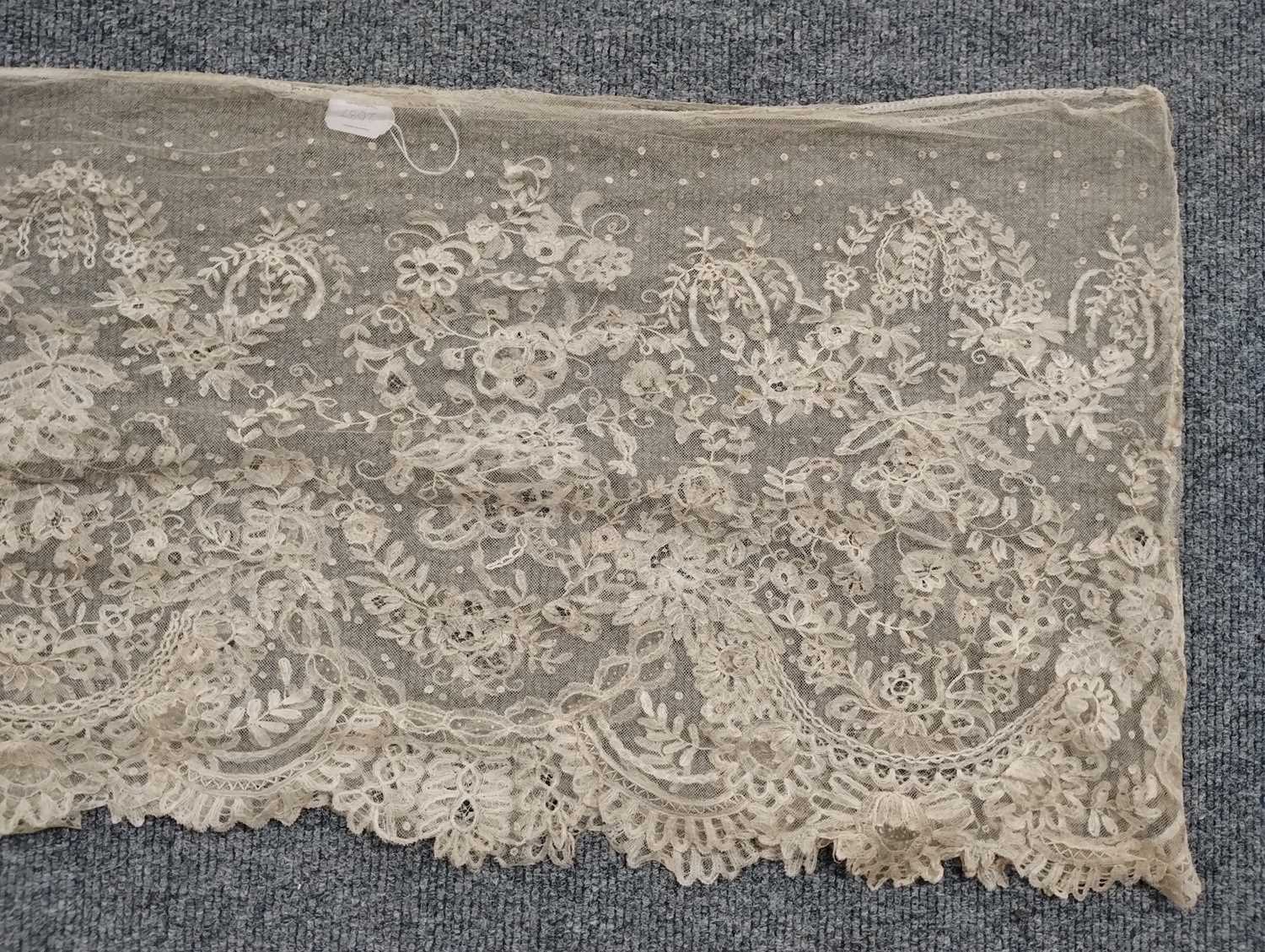 Early 20th Century Lace comprising a flounce with appliquéd flower heads and motifs within a - Image 2 of 32
