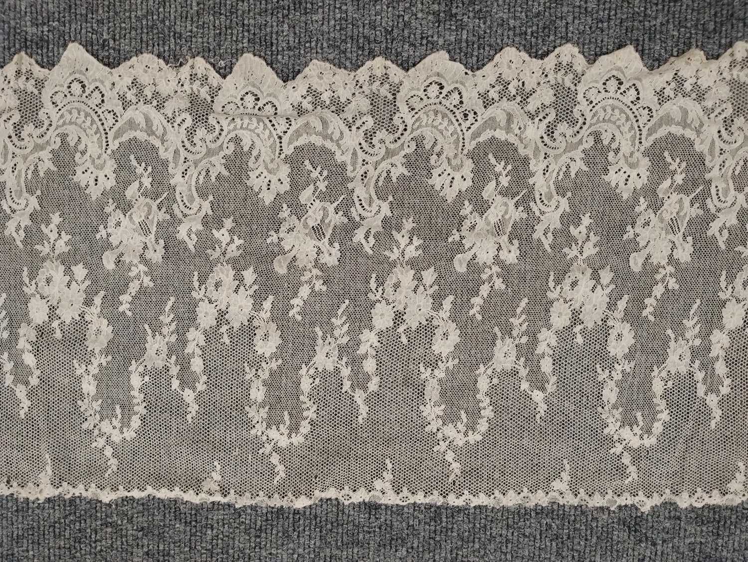 Early 20th Century Lace comprising a flounce with appliquéd flower heads and motifs within a - Image 8 of 32