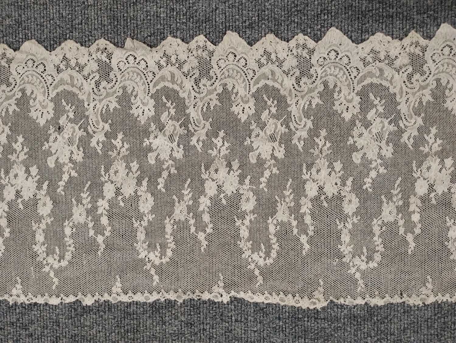 Early 20th Century Lace comprising a flounce with appliquéd flower heads and motifs within a - Image 7 of 32