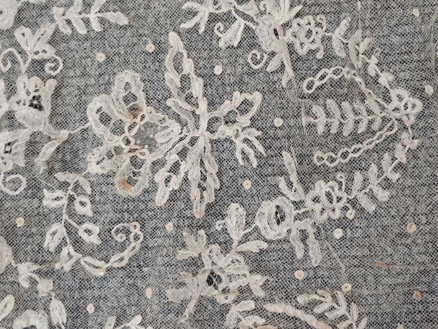 Early 20th Century Lace comprising a flounce with appliquéd flower heads and motifs within a - Image 32 of 32