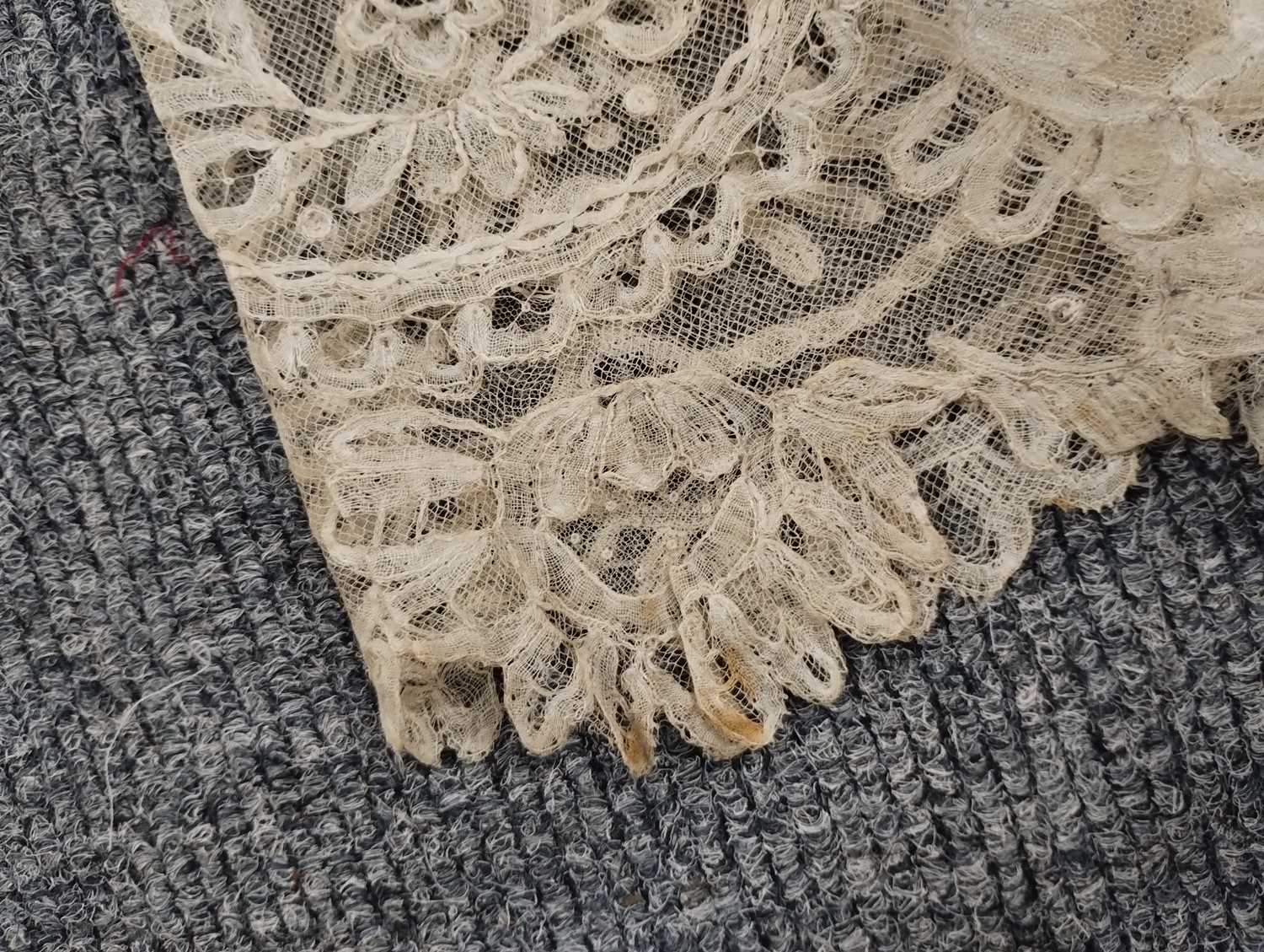 Early 20th Century Lace comprising a flounce with appliquéd flower heads and motifs within a - Image 5 of 32
