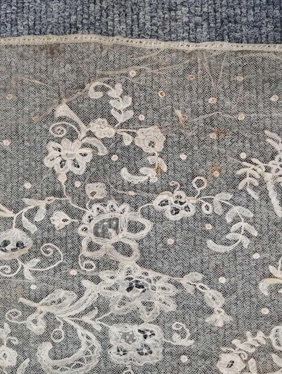 Early 20th Century Lace comprising a flounce with appliquéd flower heads and motifs within a - Image 29 of 32
