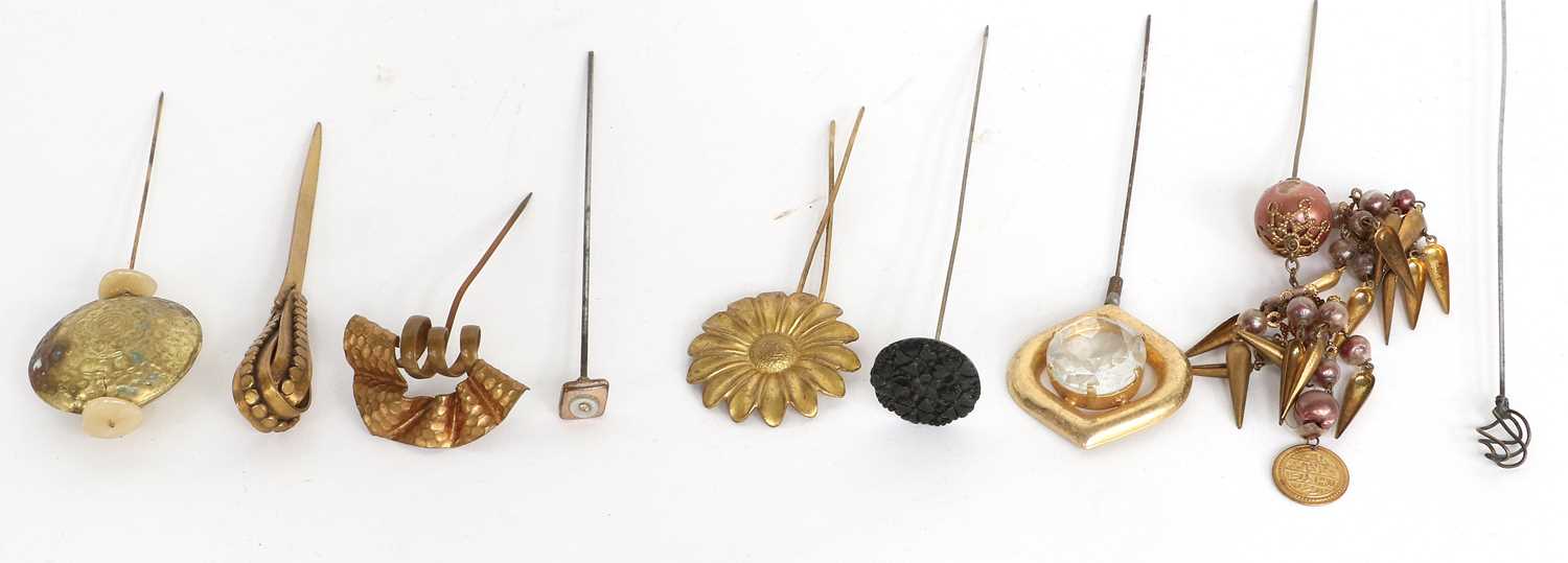 Assorted Early 20th Century Decorative Hat Pins in gilt metal, silvered metals, mounted with - Image 9 of 10