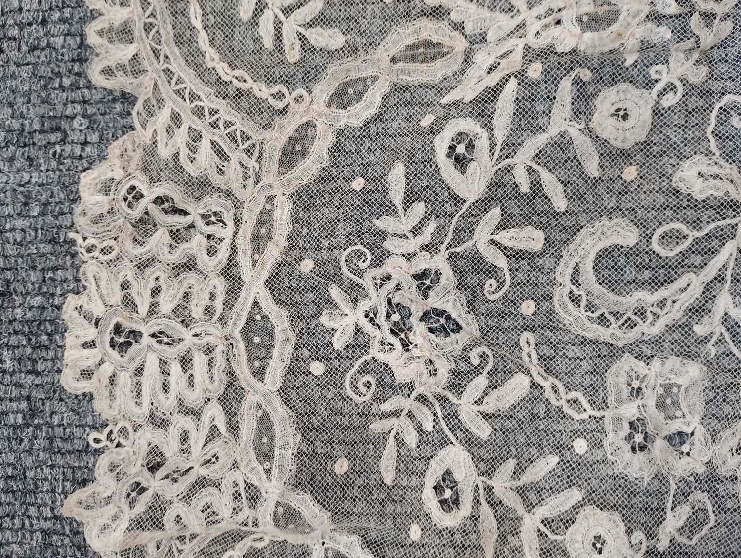 Early 20th Century Lace comprising a flounce with appliquéd flower heads and motifs within a - Image 30 of 32