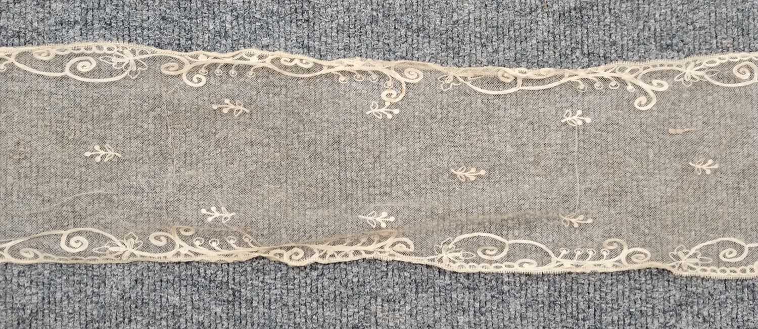 Early 20th Century Lace comprising a flounce with appliquéd flower heads and motifs within a - Image 16 of 32
