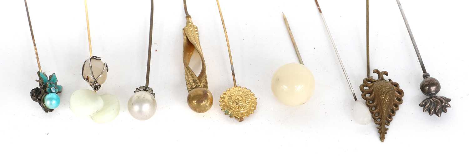 Assorted Early 20th Century Decorative Hat Pins in gilt metal, silvered metals, mounted with - Image 8 of 10