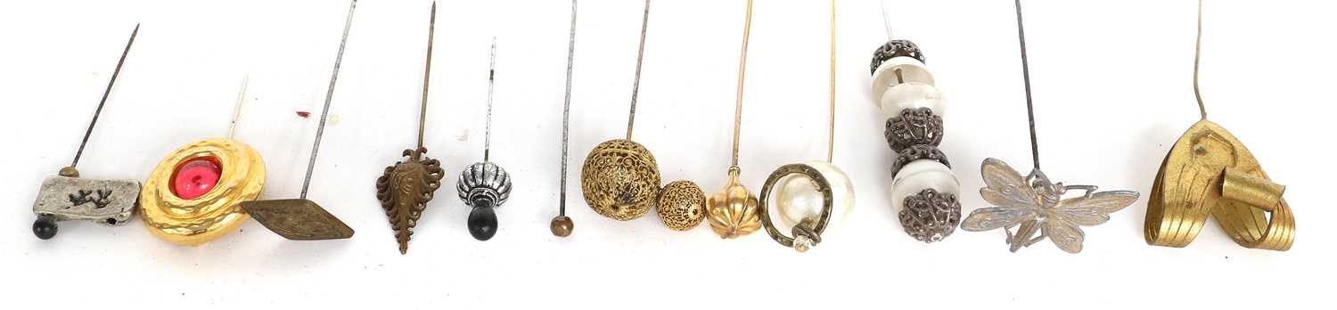 Assorted Early 20th Century Decorative Hat Pins in gilt metal, silvered metals, mounted with - Image 5 of 10