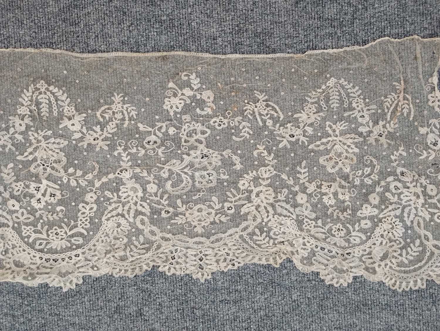 Early 20th Century Lace comprising a flounce with appliquéd flower heads and motifs within a - Image 24 of 32