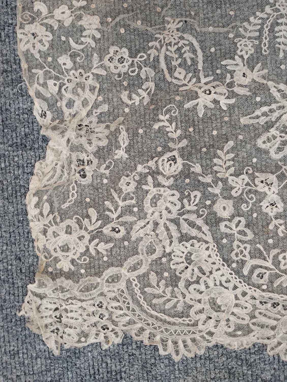Early 20th Century Lace comprising a flounce with appliquéd flower heads and motifs within a - Image 26 of 32