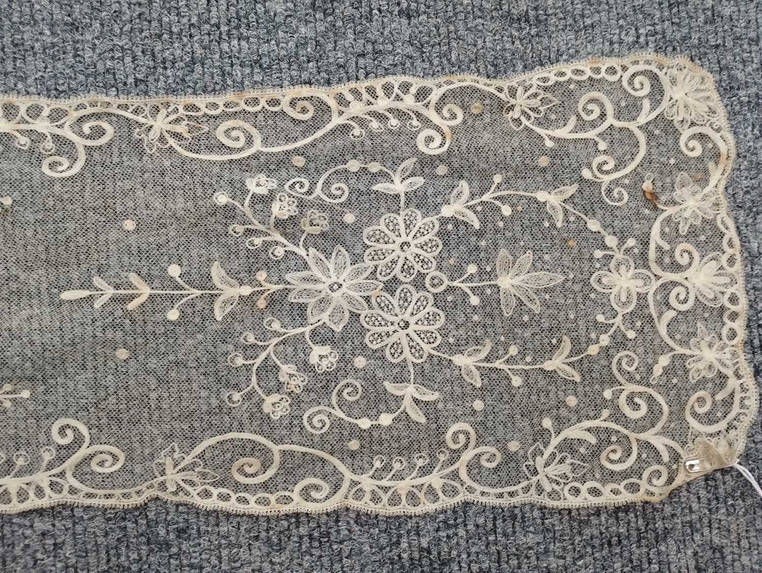 Early 20th Century Lace comprising a flounce with appliquéd flower heads and motifs within a - Image 22 of 32