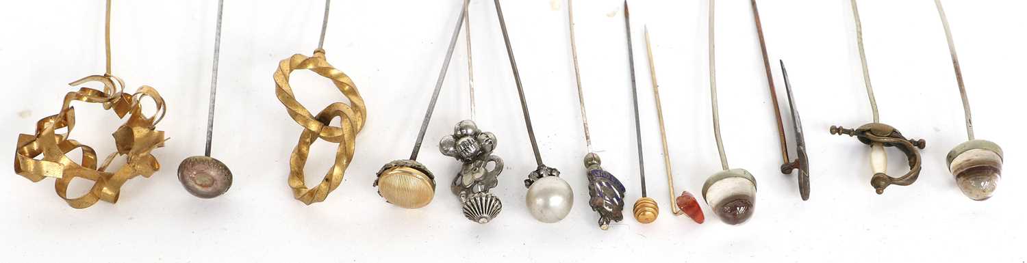 Assorted Early 20th Century Decorative Hat Pins in gilt metal, silvered metals, mounted with - Image 6 of 10