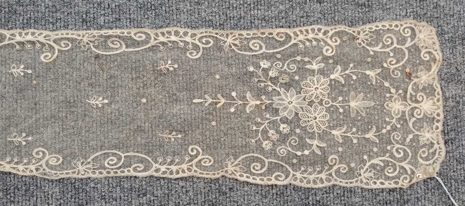 Early 20th Century Lace comprising a flounce with appliquéd flower heads and motifs within a - Image 17 of 32