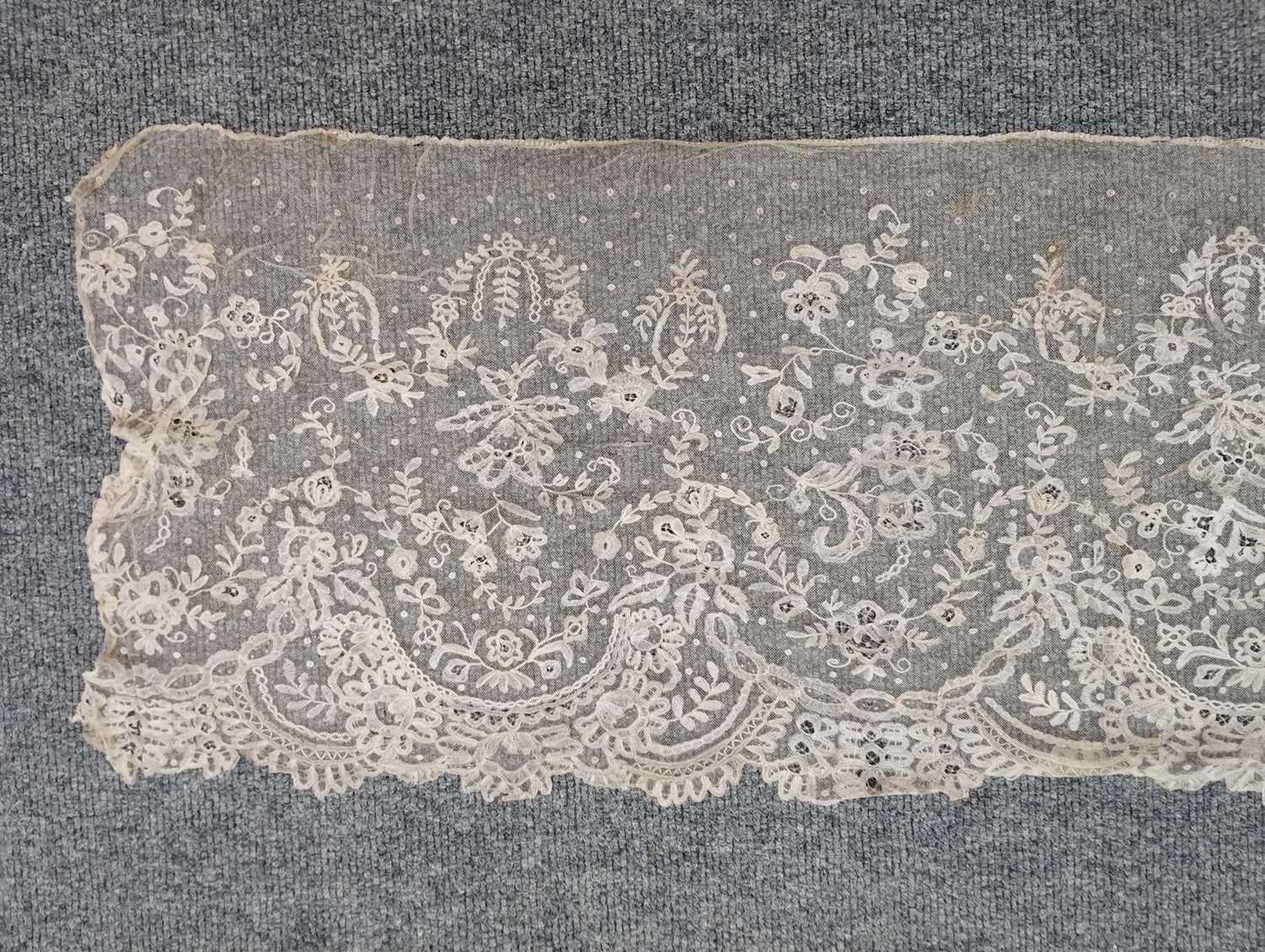 Early 20th Century Lace comprising a flounce with appliquéd flower heads and motifs within a - Image 23 of 32