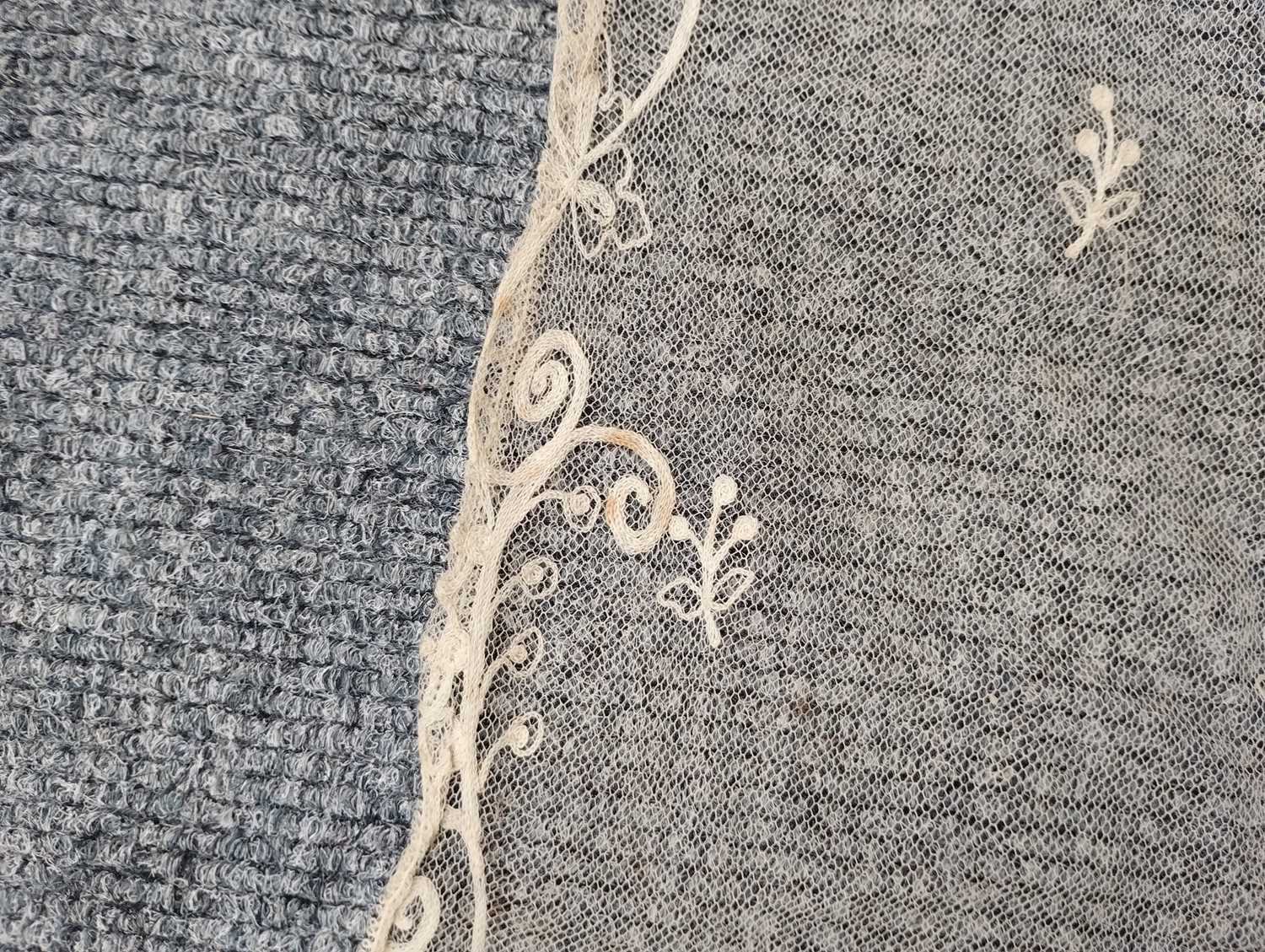 Early 20th Century Lace comprising a flounce with appliquéd flower heads and motifs within a - Image 20 of 32