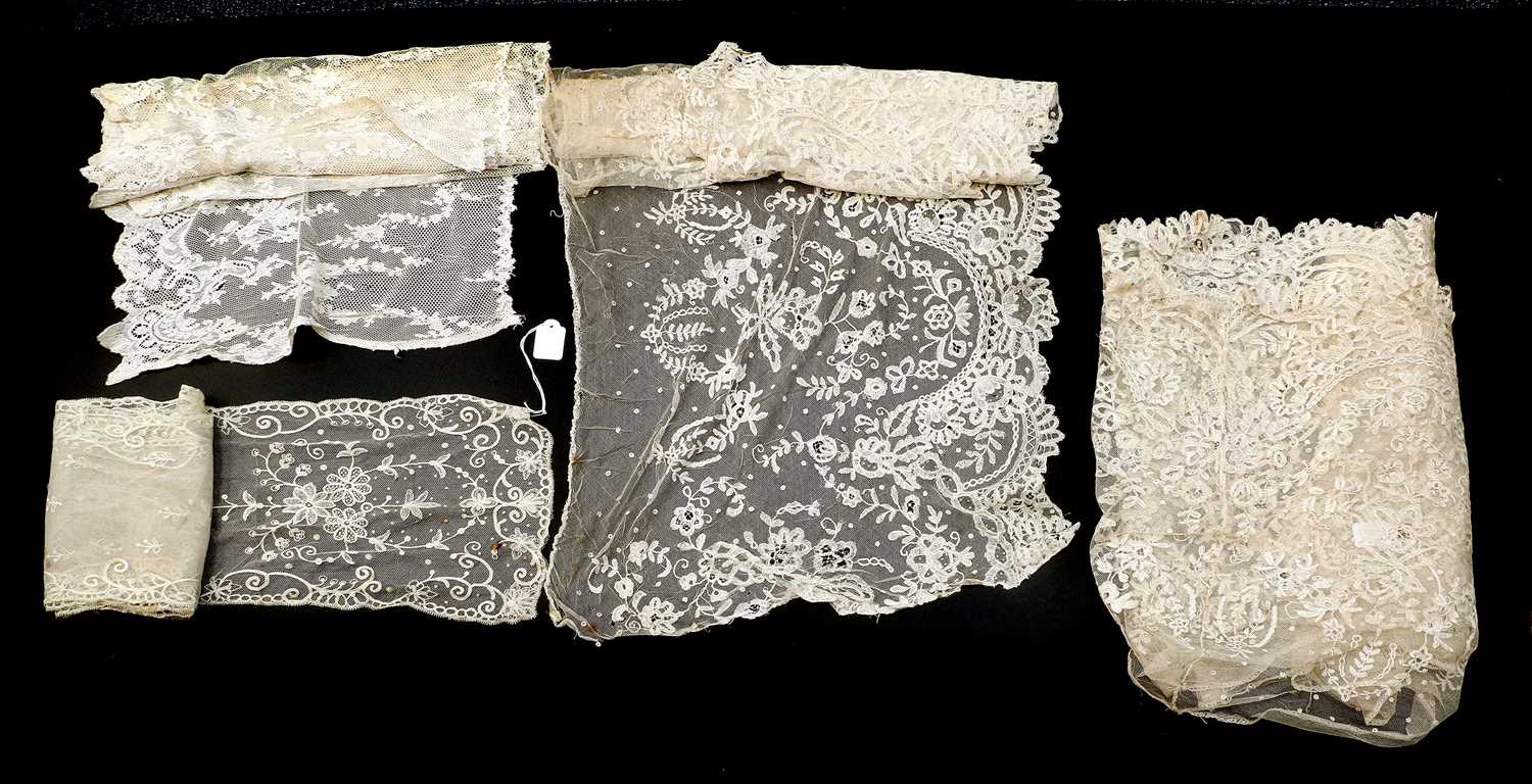 Early 20th Century Lace comprising a flounce with appliquéd flower heads and motifs within a