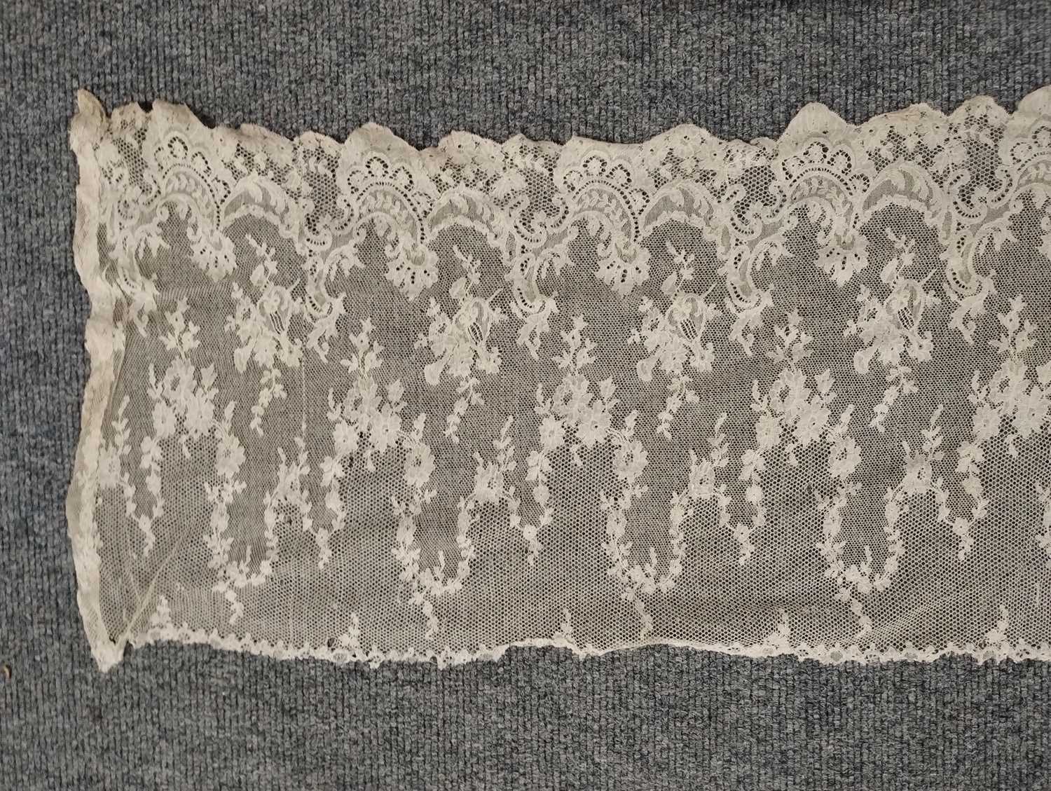 Early 20th Century Lace comprising a flounce with appliquéd flower heads and motifs within a - Image 9 of 32