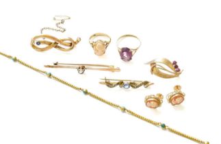 A Small Quantity of Jewellery, including a 9 carat gold purple glass ring; a cameo ring and