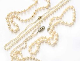 A Graduated Cultured Pearl Necklace, with a diamond and cultured pearl cluster clasp, length 52cm;