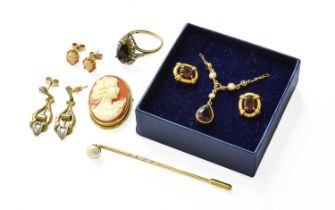 A Quantity of Jewellery, including a cameo brooch/pendant, with applied plaque stamped '750',