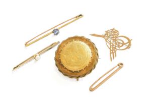 A Quantity of Jewellery, including a split pearl brooch, stamped '15CT'; a sapphire brooch,
