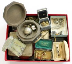 A Quantity of Jewellery, including a 9 carat gold signet ring (a.f.), a pear charm/pendant, silver