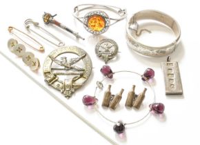 A Quantity of Jewellery, including four mother-of-pearl buttons; a 9 carat gold safety pin; a