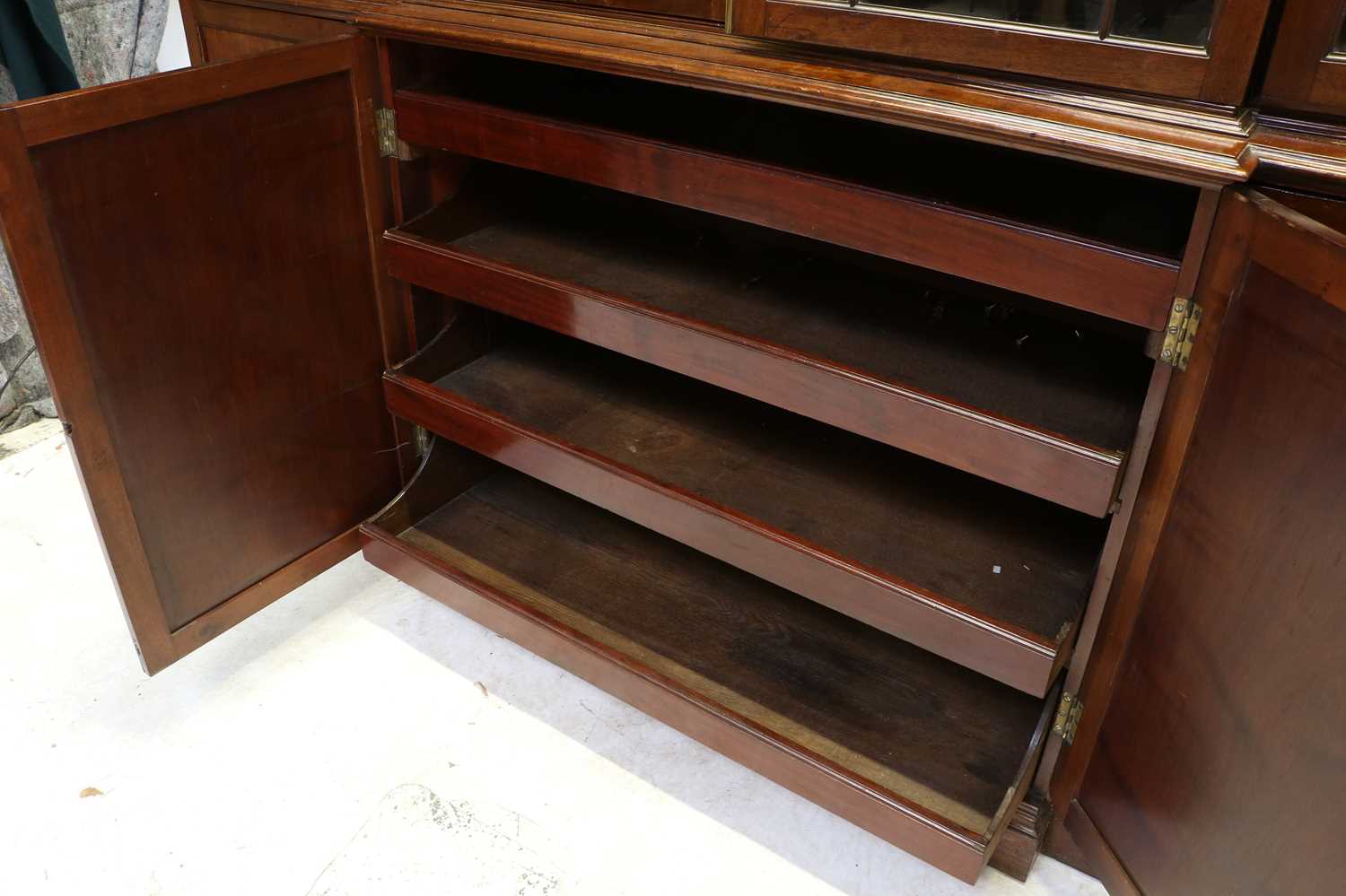 A Late George III Mahogany Four-Door Breakfront Library Bookcase, early 19th century, the moulded - Bild 3 aus 4