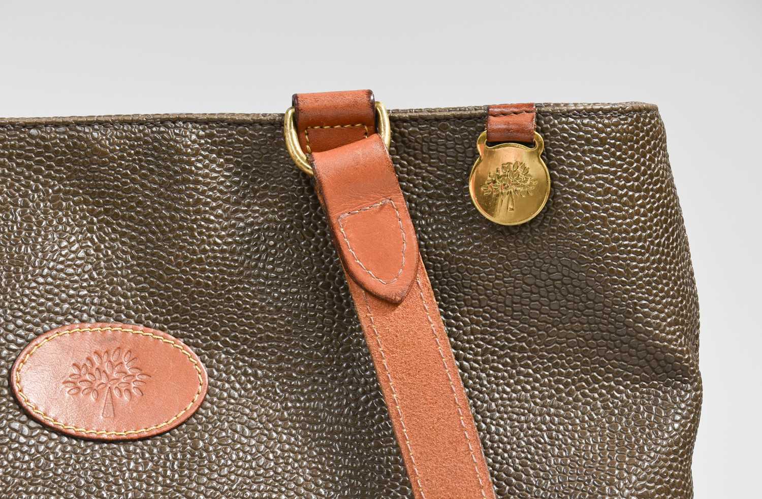 Mulberry Large Green Scotch Grain Leather Shoulder Bag, with leather straps and mounts, brass fob - Image 2 of 2