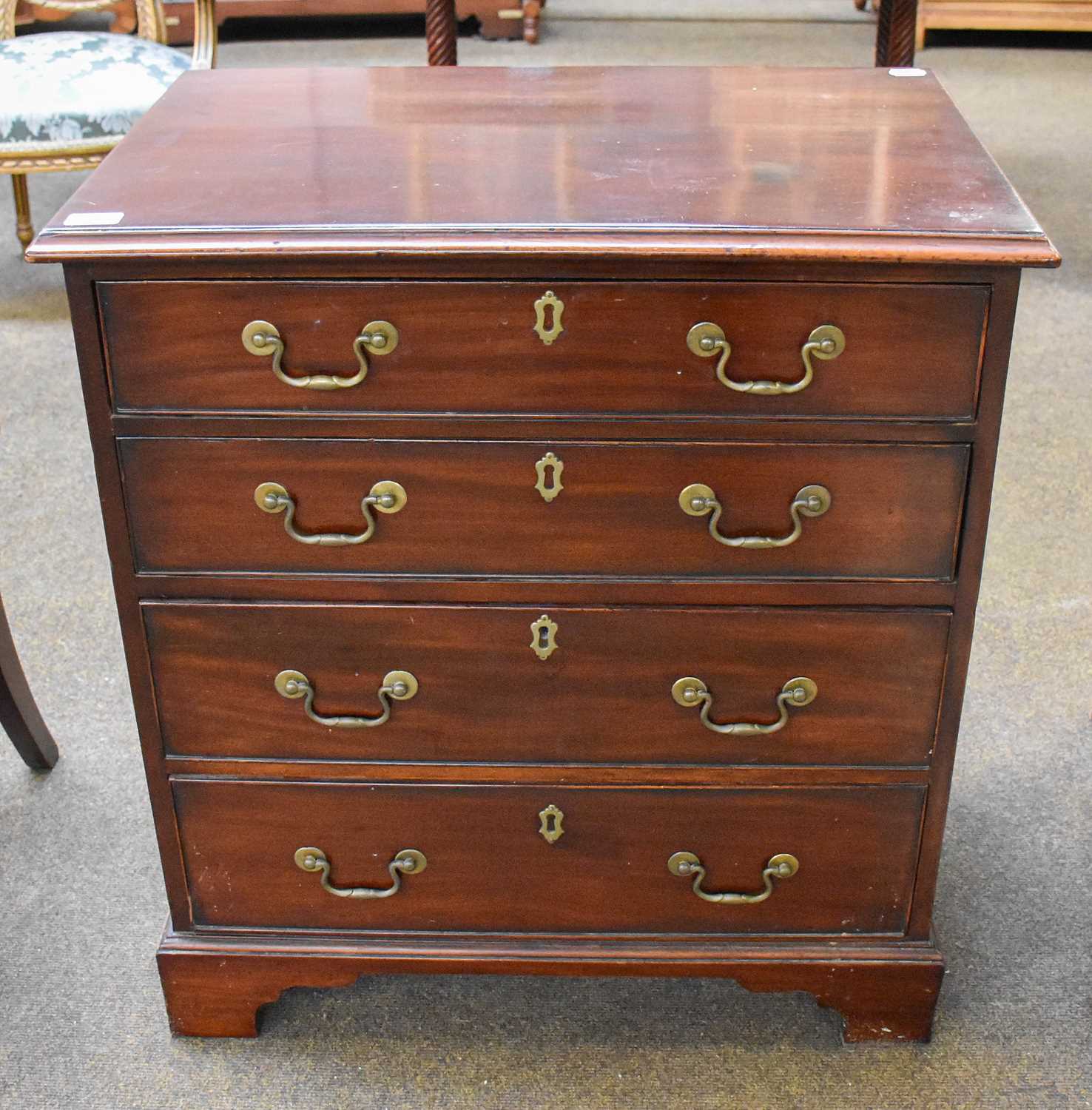An Early 19th century Mahogany Chest of Four Long Drawers, brass swan neck handles, bracket - Bild 2 aus 2