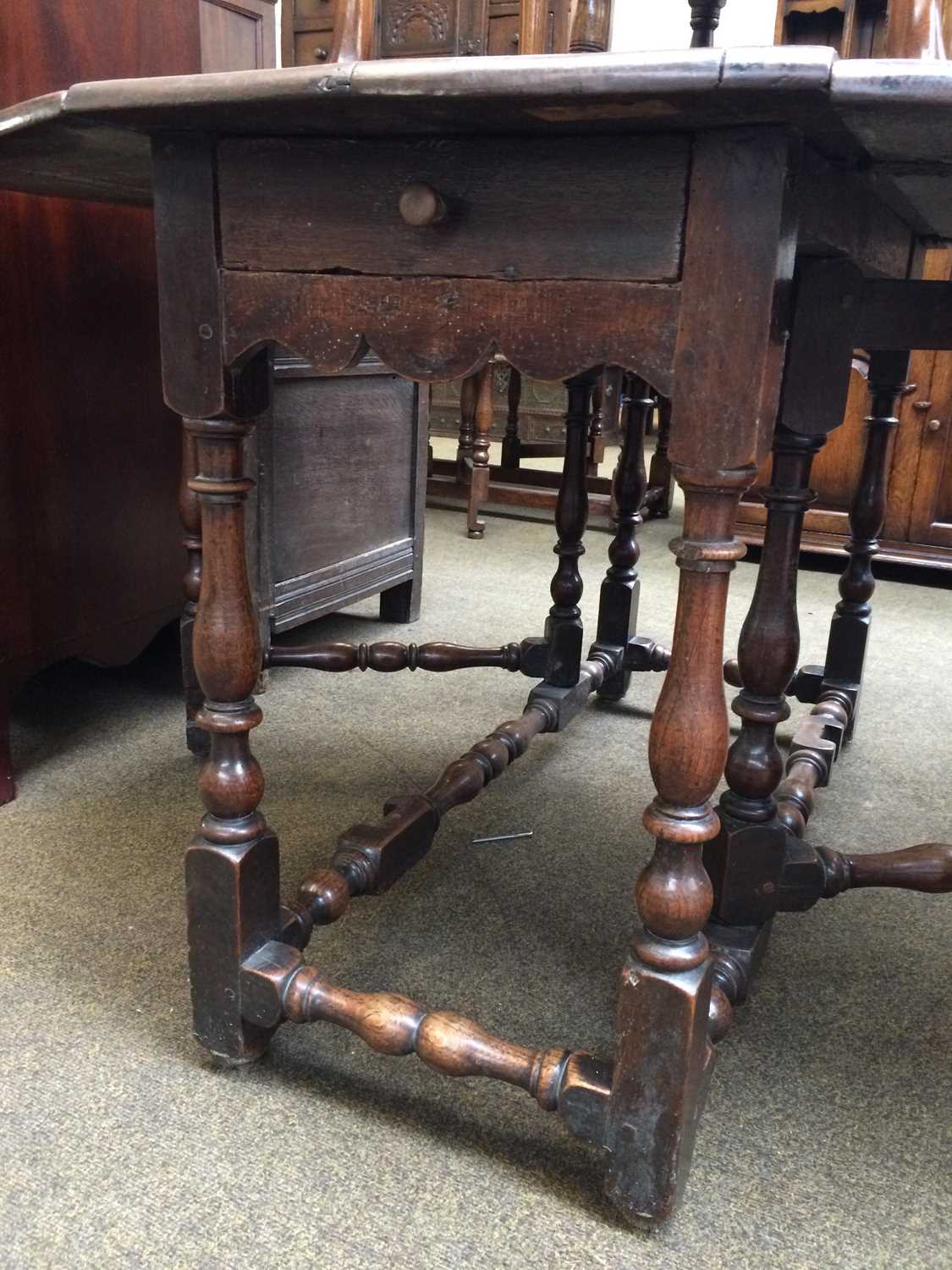 A 17th century Gateleg Table, oval top, twin drop leaves, baluster turned legs and stretchers with - Bild 7 aus 9