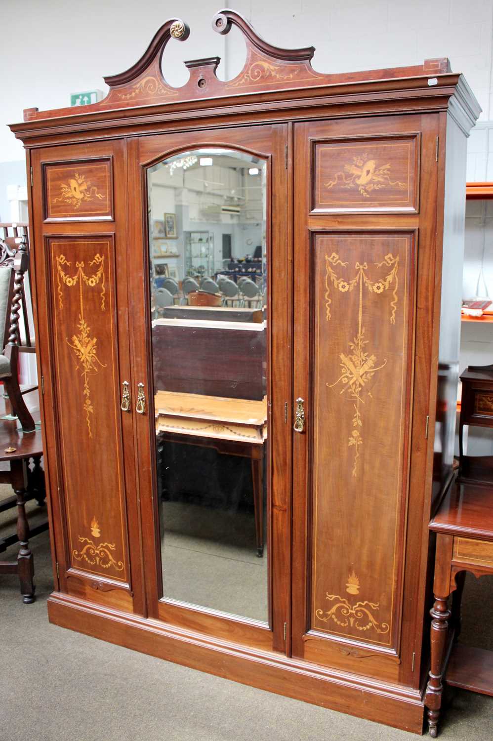 An Edwardian Mahogany and Inlaid Three Piece Bedroom Suite, comprising three door wardrobe with - Image 3 of 3