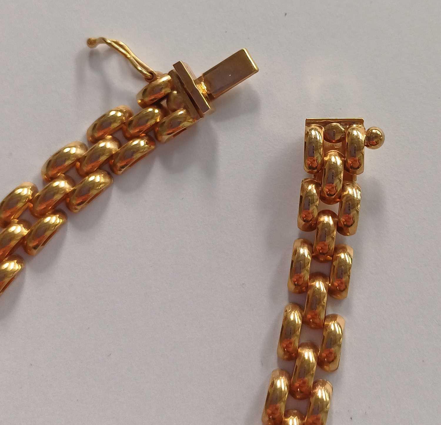 A 9 Carat Gold Brick Link Necklace, length 41.2cm The necklace is in good condition. It fastrns with - Image 3 of 3