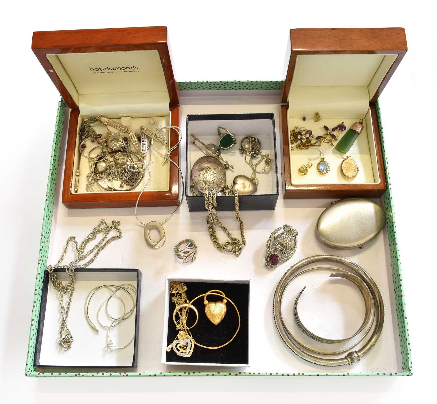 A Quantity of Jewellery, including a 9 carat gold diamond ring; two 9 carat gold pendants; three