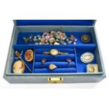 A Quantity of Jewellery, including a 9 carat gold signet ring, finger size U (approximately,
